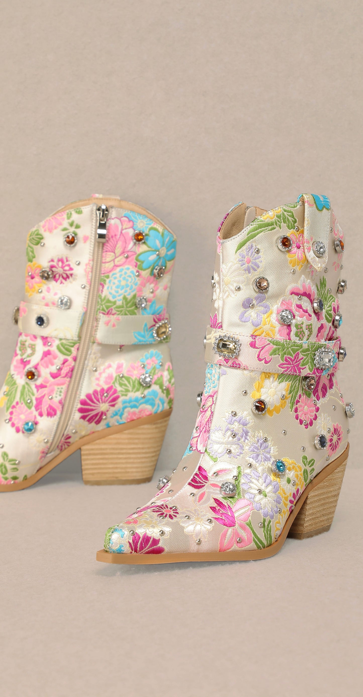 Floral embroidered detailed boots